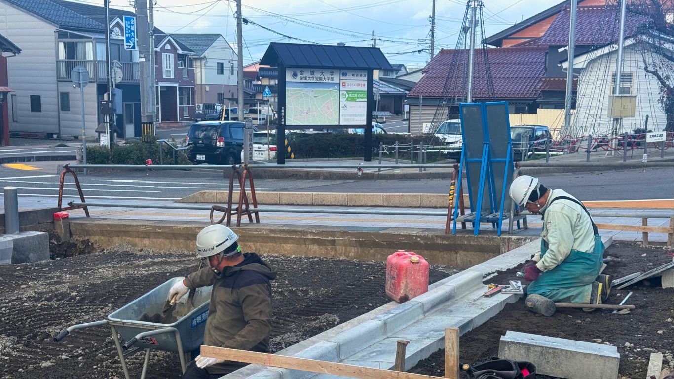 弊社が施工する「加賀笠間駅西口駐車場整備工事（1期工事）」　
駅前利便性の向上に向けた工事です。
地域の皆様のご理解とご協力に感謝しつつ、安全第一で工事を進めてまいります。