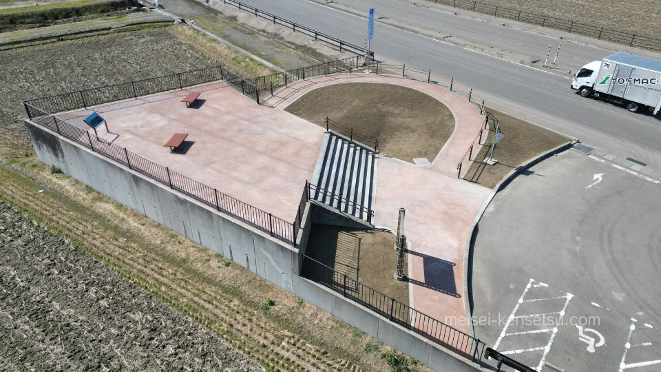 リニューアルされた寄り道パーキングのベンチと特殊舗装。ドライブの休憩に最適な憩いの場。