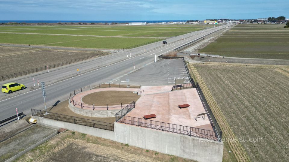 主要地方道 金沢美川小松線の小川駐車場空撮。手取川扇状地と日本海を望む絶景スポット。