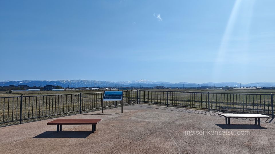 小川駐車場から見える手取川扇状地の田園風景と、背景にそびえる白山のコントラスト。